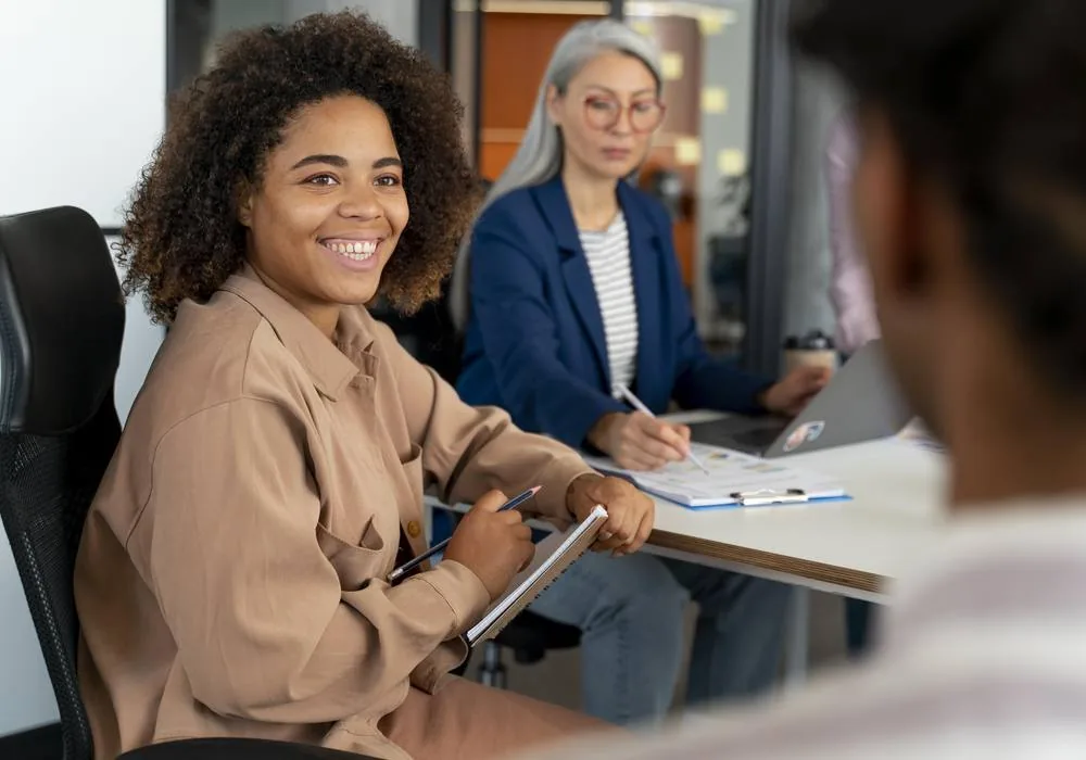 Équipe en réunion de travail autour d'un tableau de bord